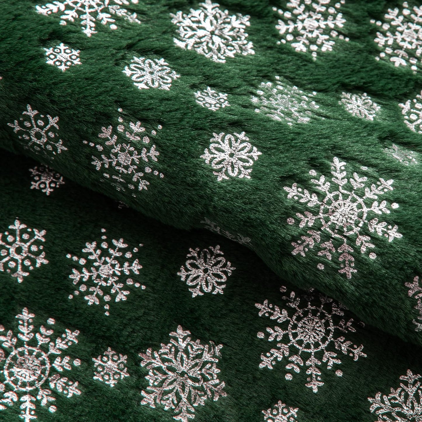 Christmas Dark Green Throw Pillow Covers Set of 2 Snowflakes Decorative Winter Couch Pillowcases 18Ă—18 Inch Soft Plush Faux Fur Farmhouse Home Holiday Festival Decors for Sofa Living Room Bed