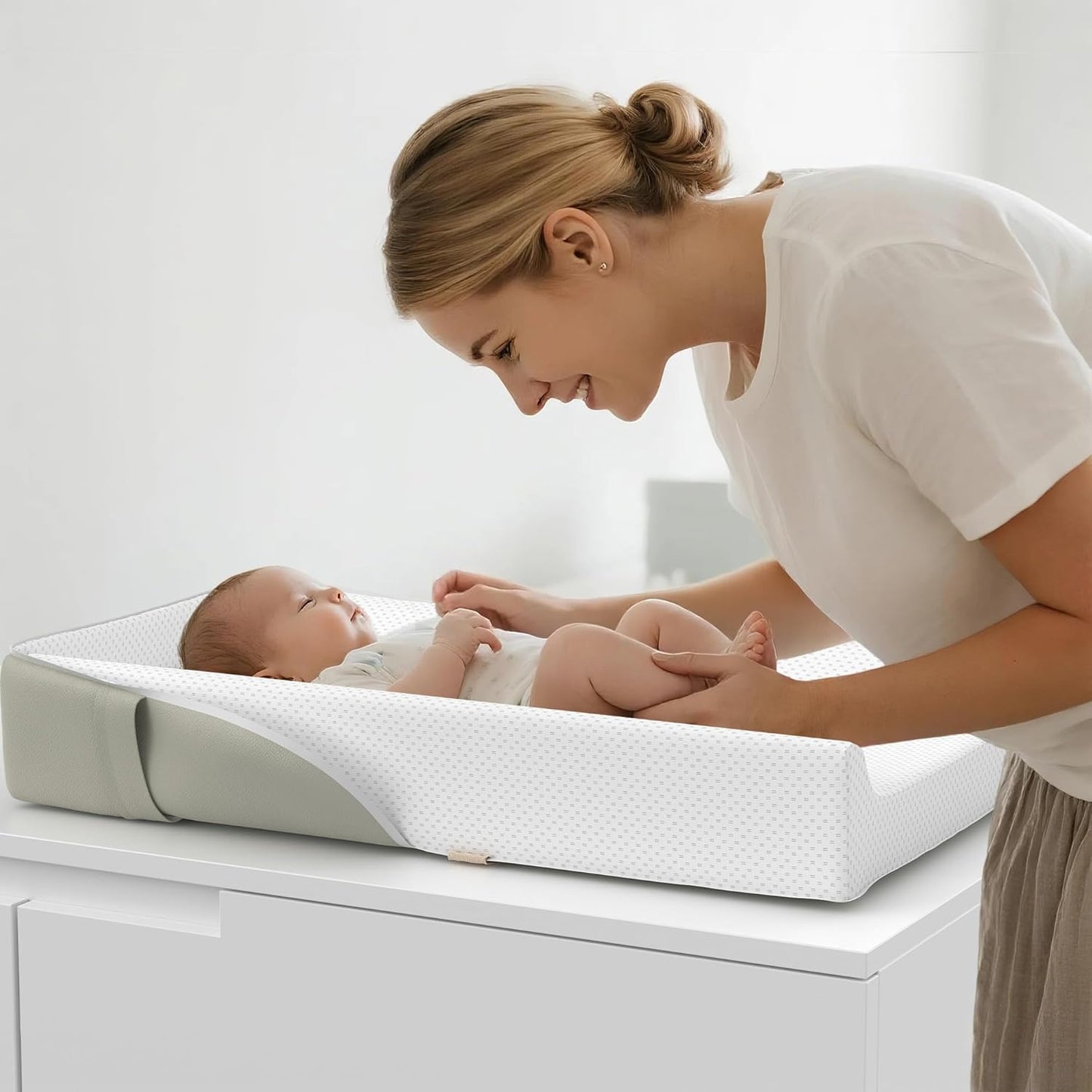 Portable Baby Changing Pad with Waterproof Lining and Convertible Backpack Design, Featuring Leather Surface and Cotton Pads for Dresser Top Use