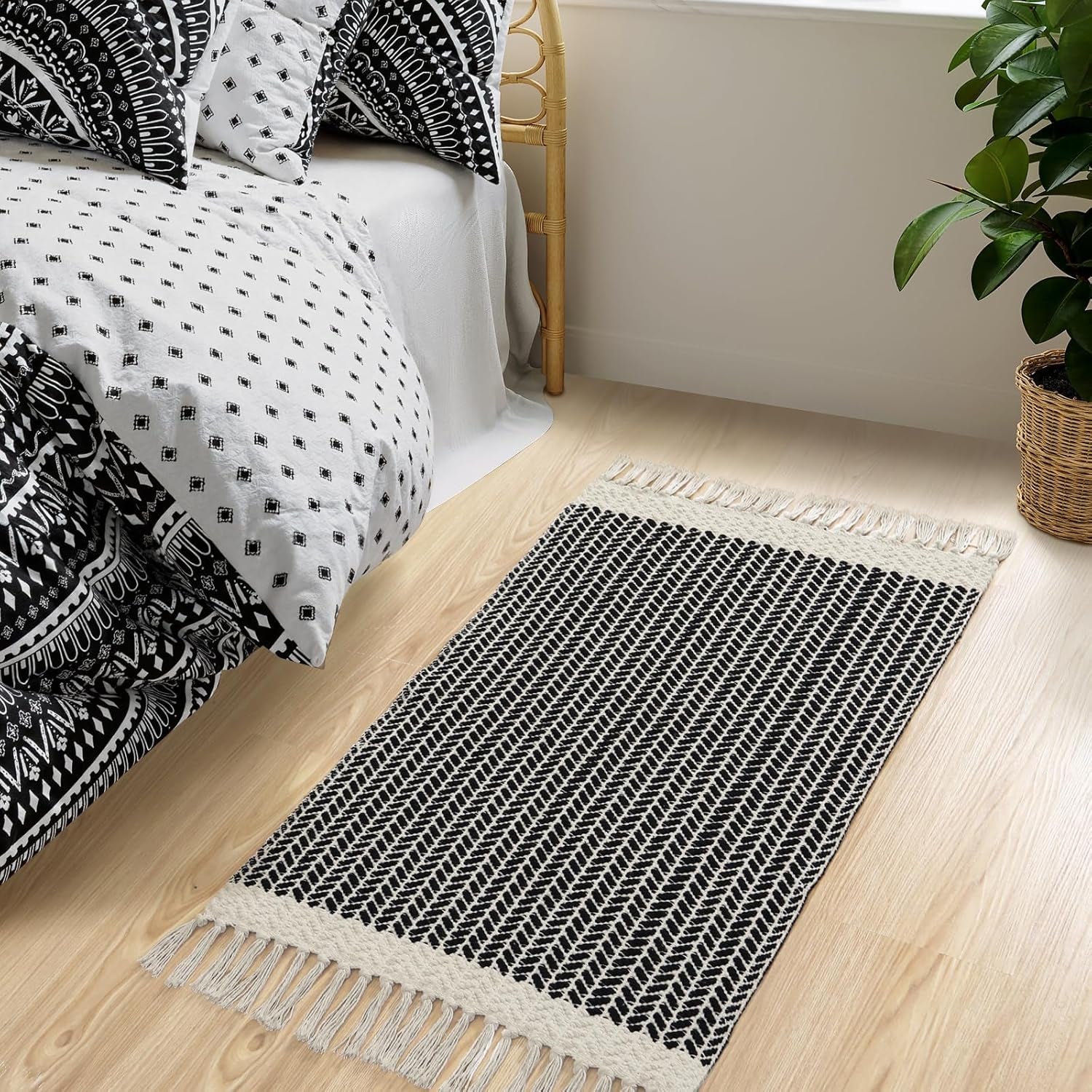 Boho Bathroom Rugs, Small 2X3 Front Door Mat Lightweight Kitchen Rug Woven Cotton Area Rug with Tassels, Farmhouse Washable Black and White Throw Rug Low Pile Carpet for Entry Laundry