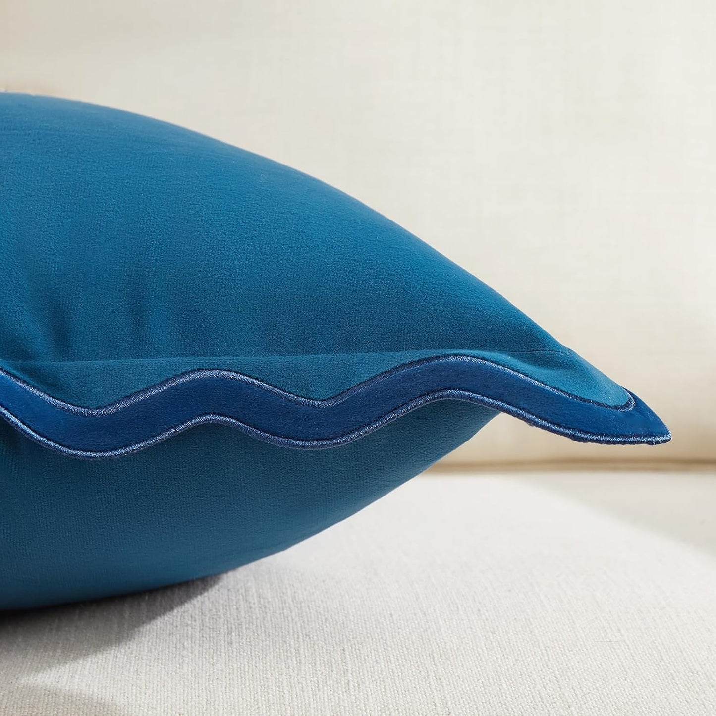 Set of 2 Navy Blue Decorative Throw Pillow Covers 18X18 Inch with Scallop Edging for Couch Bed Sofa Indoors, Aesthetic Modern Boho Home Decor, Soft Velvet Accent Pillow Case 45X45 Cm