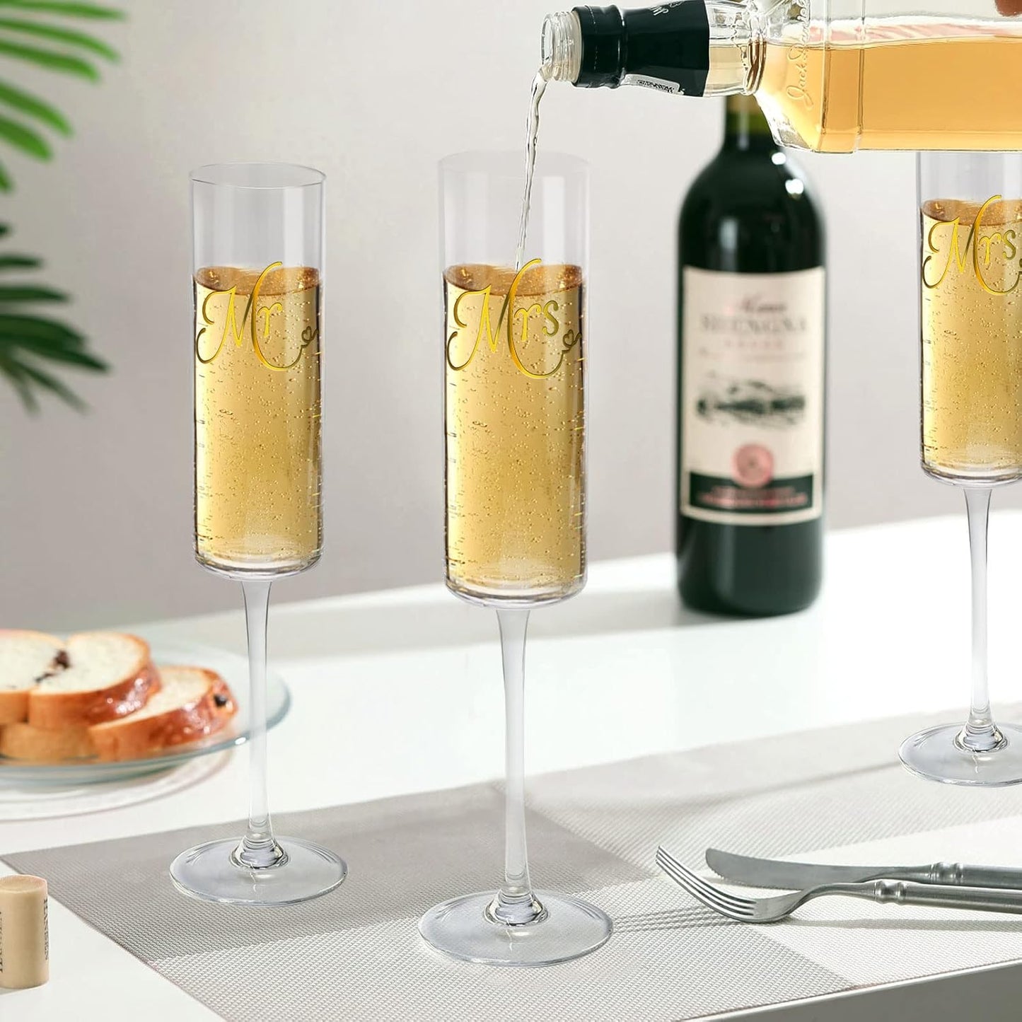 Cute Mr and Mrs Wedding Champagne Flutes, Engagement Gifts for Couples, Bride and Groom Toasting Glass, Cool Bridal Shower Gift, Unique Gifts Idea for Anniversary Newlyweds, Newly Engaged Couples
