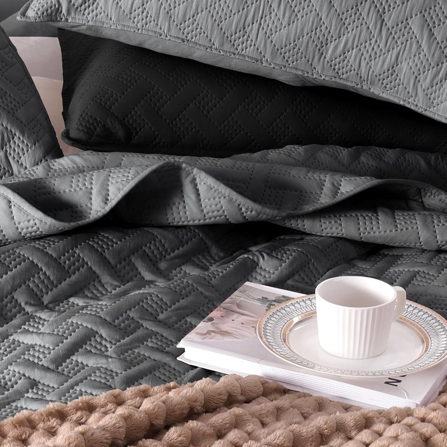Queen/Full Size Lightweight Soft Quilt Set, 3-Piece Grey Bedspread Coverlet Bedding for All Seasons with Woven Pattern