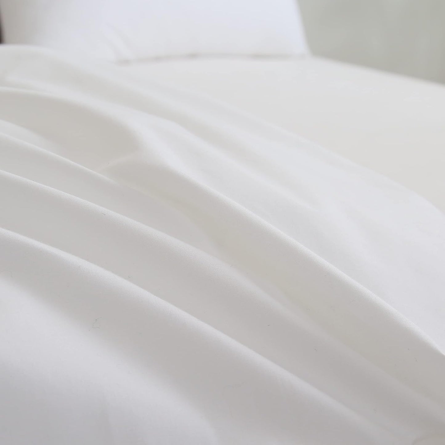 Standard/Queen Pillowcase with Zipper Closure - 100% Egyptian Cotton, Extra Soft Cover with Polyester Filling, Ideal for Goose Feather Pillows